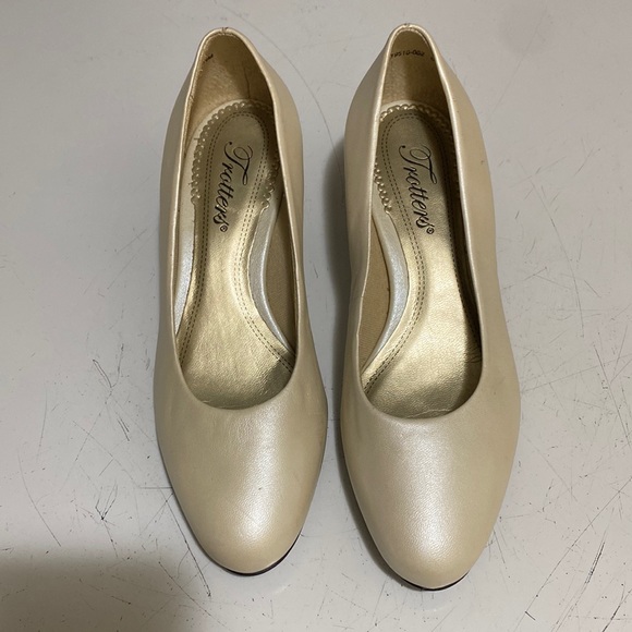 Trotters Shoes - Trotters cream women shoes size 5.5